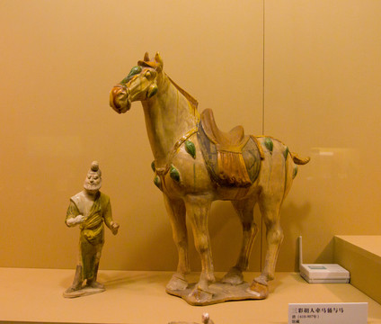 三彩胡人牽馬俑與馬