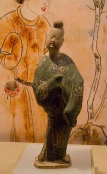 三彩男裝女俑