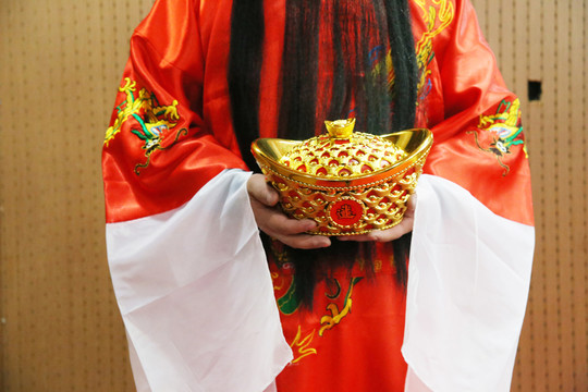 手捧金元寶