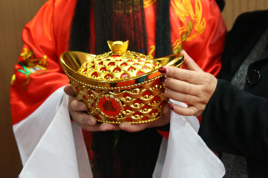 手捧金元寶 財(cái)源滾滾