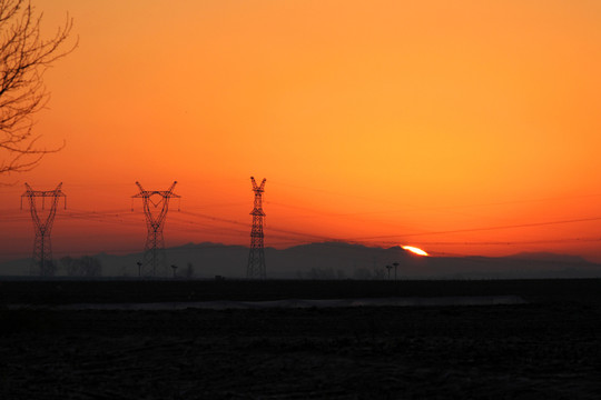 日出 田野 電塔