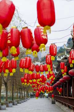 掛滿紅燈籠的步行街