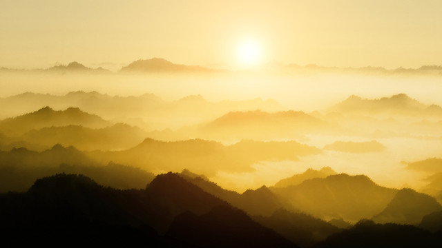 水墨意境遠(yuǎn)山