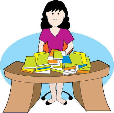 在凌亂的書桌上的女人
