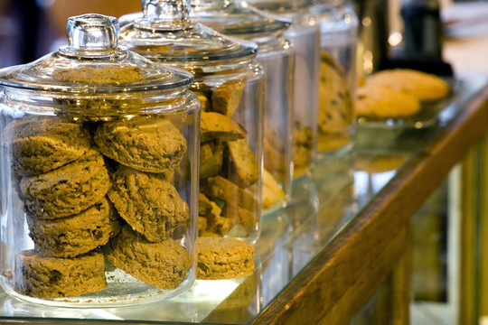 Glass Cookie Jars在一家咖啡店