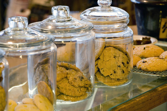 Glass Cookie Jars在一家咖啡店