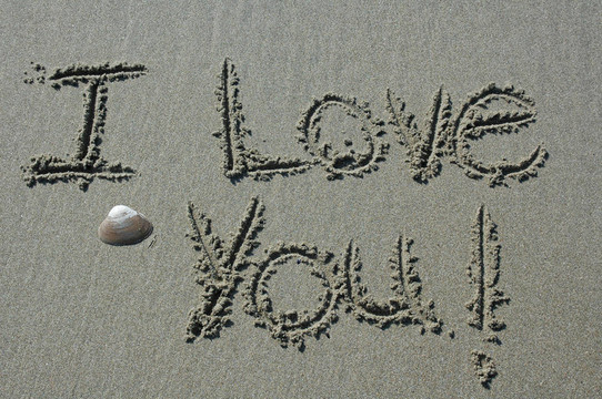 沙灘上寫iloveyo