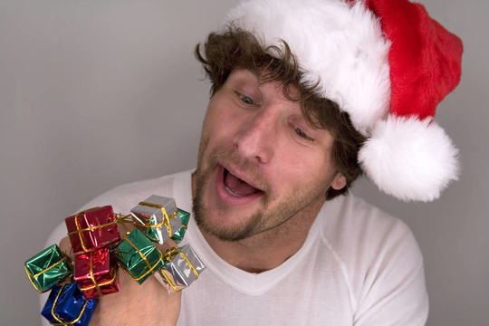 滑稽的人戴著Santa的帽子