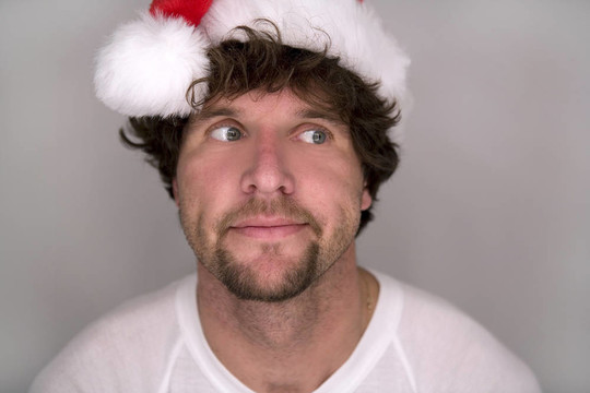 滑稽的人戴著Santa的帽子