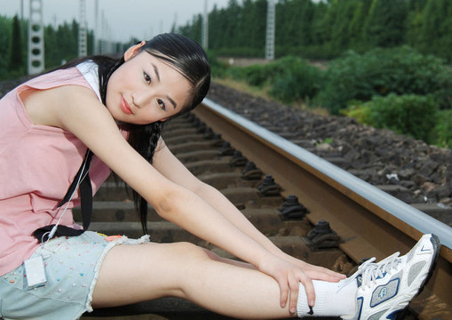 亞洲女孩在鐵路