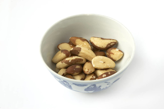 巴西堅果；在一個碗里
