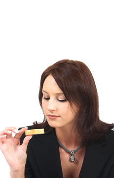 年輕的女人用一塊餅干