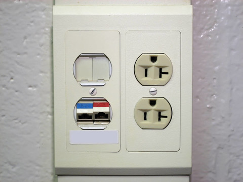 以太網(wǎng)端口和電源插座