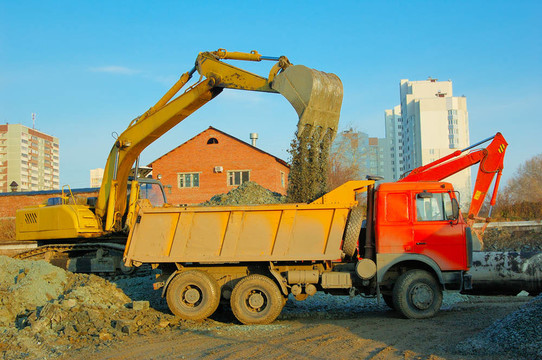 挖掘機(jī)和卡車移動(dòng)地球