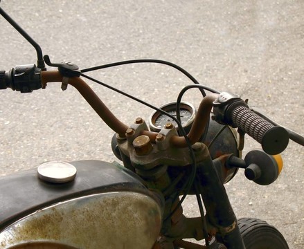 舊的摩托車