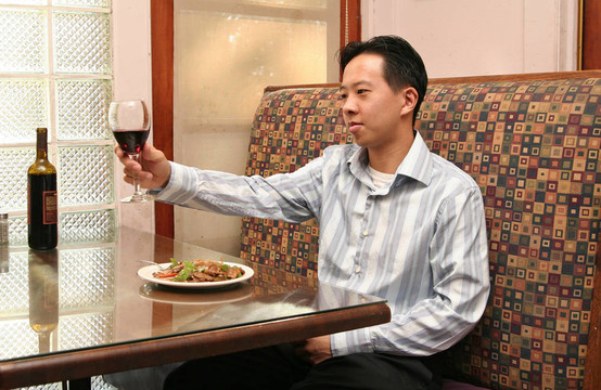商務(wù)男子歡呼與葡萄酒2