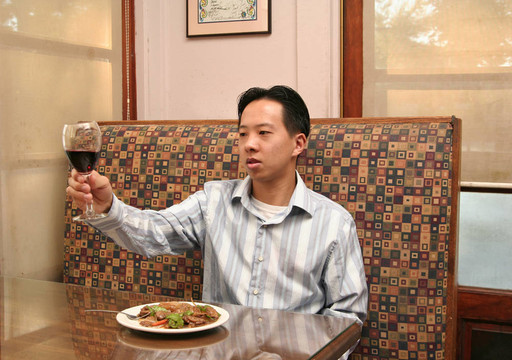 商務(wù)男子歡呼與葡萄酒2