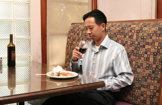 商務(wù)男人吃完午飯