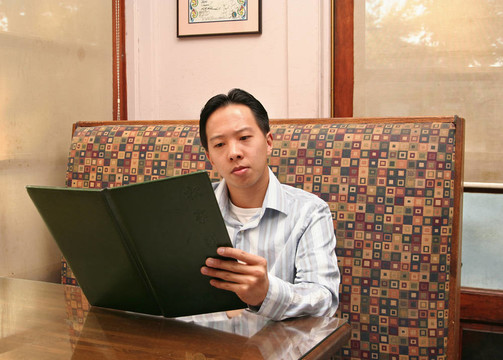 商務(wù)男子訂購午餐