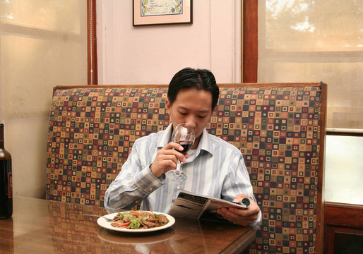 商務(wù)男子在午餐期間閱讀