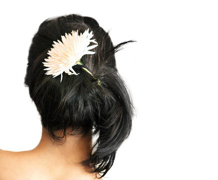 頭發(fā)上花的女人