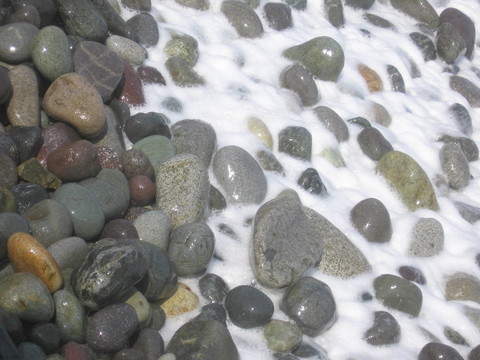 沖浪和小石塊