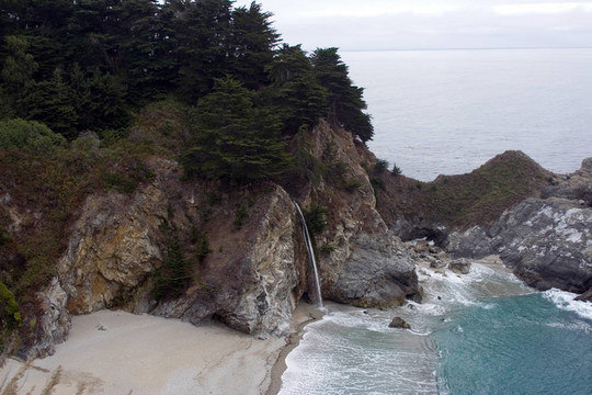 Julia Pfeiffer Waterfall；大瑟爾