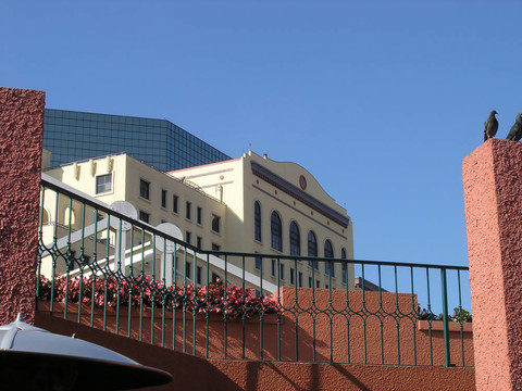城市建筑；藍(lán)天