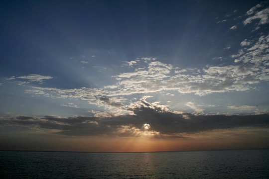 海上日出