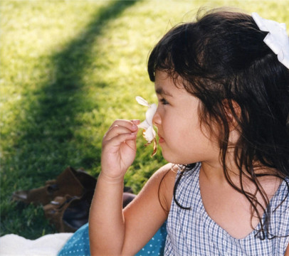 女孩Smelling Flower