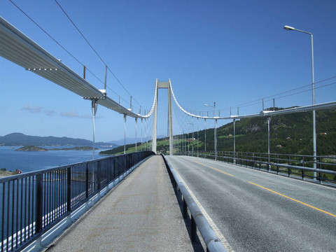 巨大的鋼鐵大橋