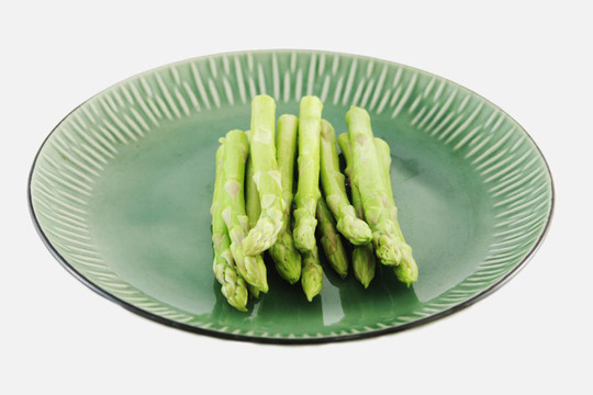 在盤子上的新鮮蘆筍