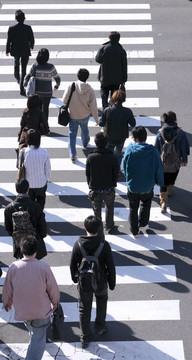 一群人過馬路