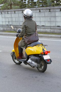 女孩與滑板車(chē)