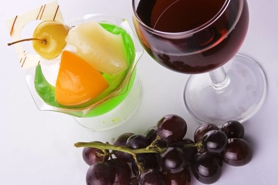 紅葡萄酒與葡萄和甜點