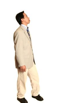 男人看他的左邊