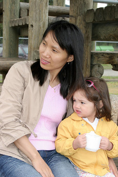 母親和女兒。