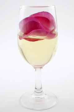 玫瑰花瓣的飲料