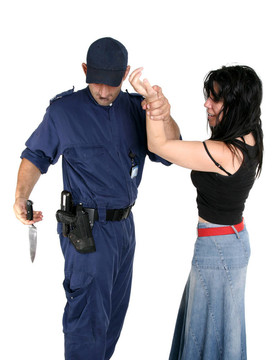 警察從犯罪嫌疑人解除武器