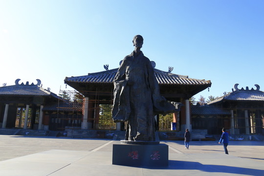 曇曜大師雕像