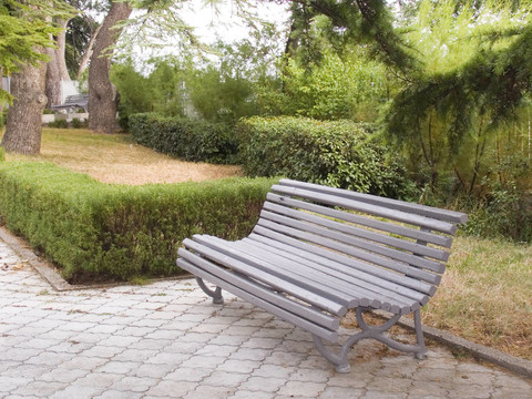 在公園長椅上
