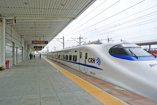 火車進(jìn)站 動(dòng)車組 高鐵車站
