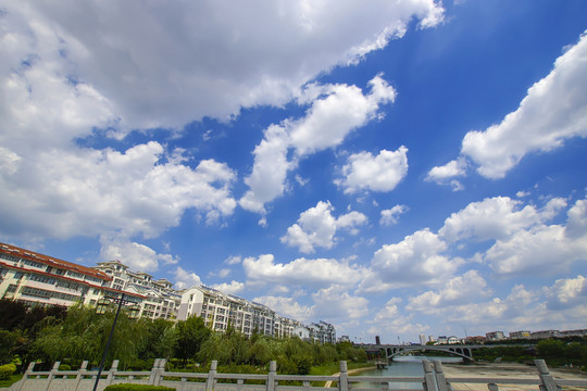 藍(lán)天白云天空背景