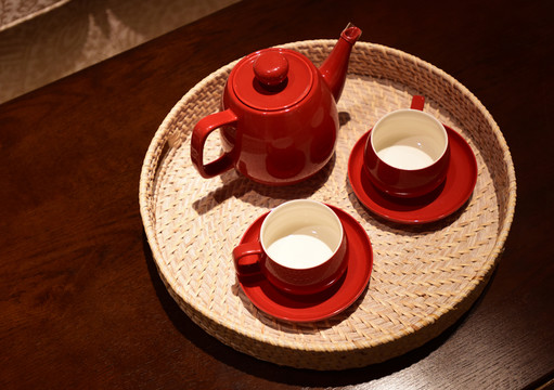 俯拍的紅色茶具