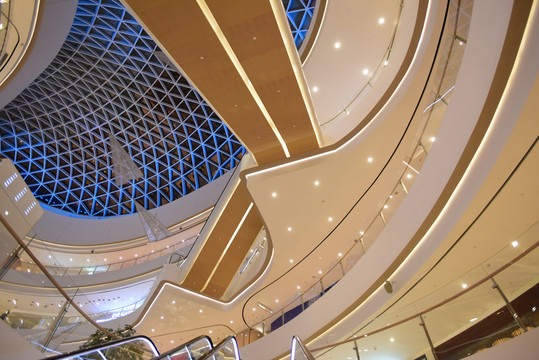 仰拍的商場建筑