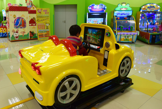 兒童游樂園的汽車玩具