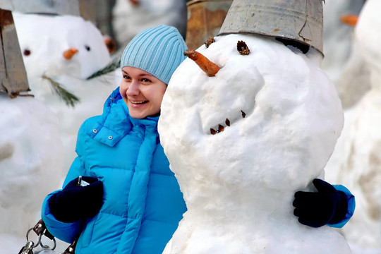 女孩擁抱一個快樂的雪球
