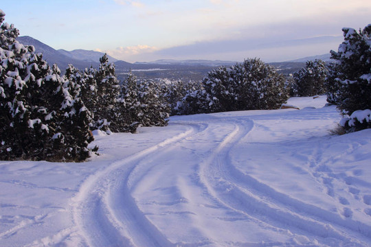積雪的路上