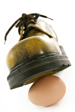 引導壓碎一個雞蛋