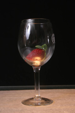 Strawberry在玻璃